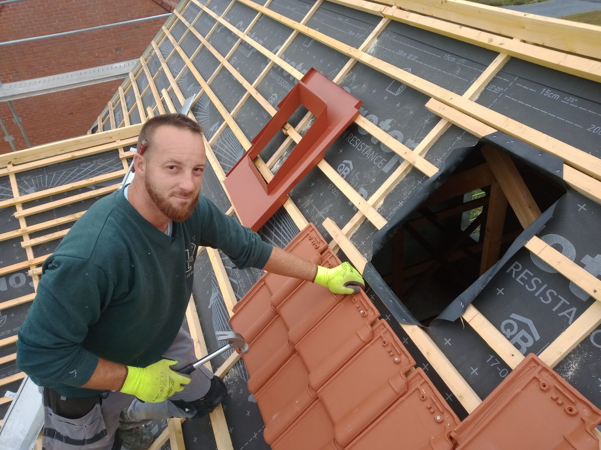 Tony Weppe travaillant sur un chantier de couverture tuiles